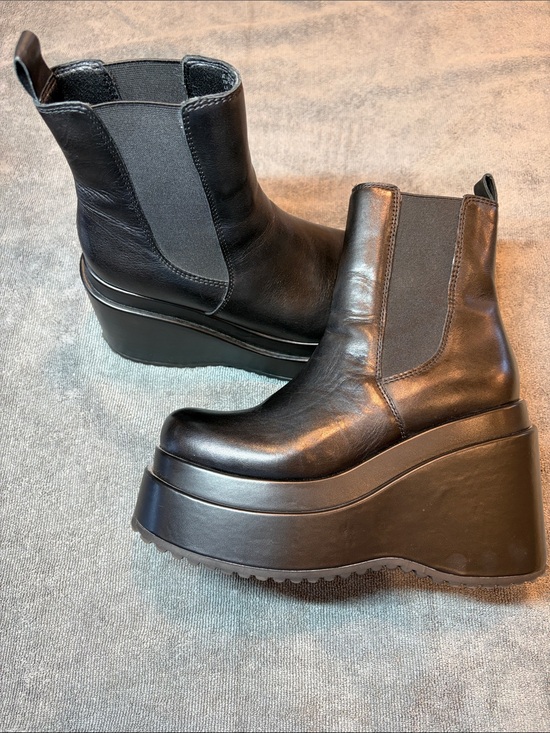 Steve Madden Shoes - Steve Madden platform Chelsea boots W7